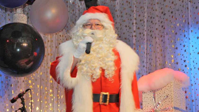 Klassisch gewandet kommt der Weihnachtsmann